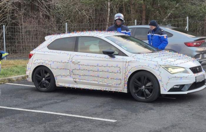 At the wheel of a car decorated with Christmas garlands, a young motorist flashed at 219 km/h