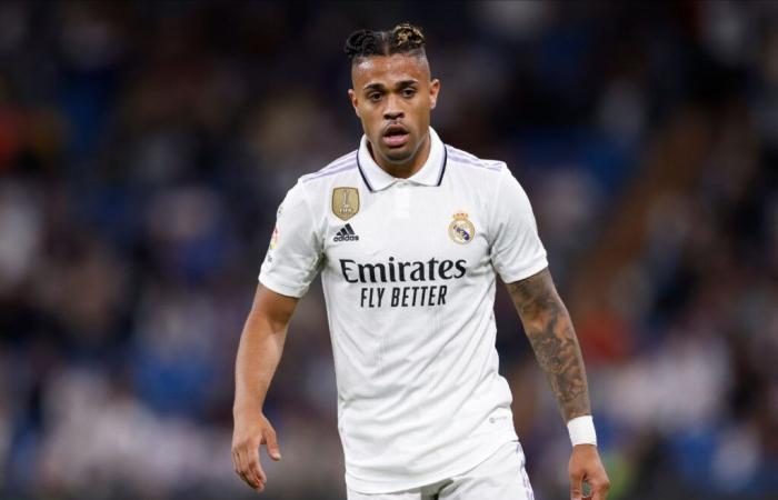 Mariano Diaz negotiates with an African giant!