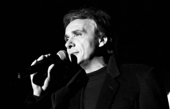 Unusual. Michel Sardou's rant, naked, after a concert in Grenoble