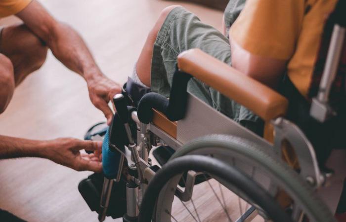 They shave their 6-year-old son’s head and put him in a wheelchair to make it appear he has cancer and embezzle 35,000 euros