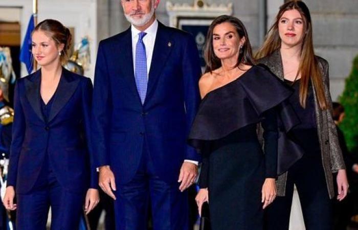 Letizia and Felipe VI of Spain alongside their daughters Leonor and Sofia: their highly symbolic greeting card finally revealed