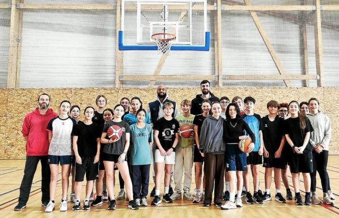 Pro basketball players Milan Milovanovic and Jamar Abrams teachers for a day at the Jean-Marie Le Bris college in Douarnenez