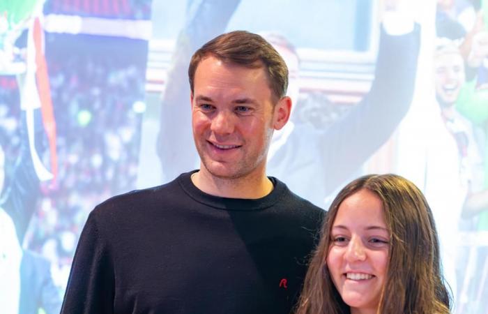 This is how Manuel Neuer's fan club visit went