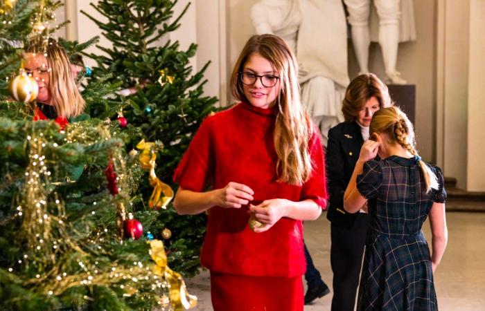 Queen Silvia’s 8 grandchildren gathered to decorate Christmas trees with their grandmother