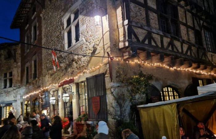 Perouges. A pumped-up return to the Christmas market in the medieval city