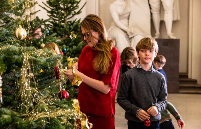 Surrounded by her grandchildren, Silvia from Sweden receives Christmas trees