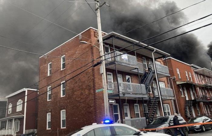 An apartment building is engulfed in flames in Trois-Rivières