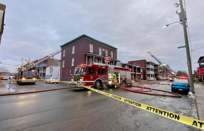 An apartment building is engulfed in flames in Trois-Rivières