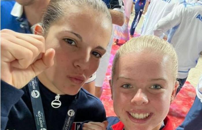 Amélie Thiant and Jade Guindé bronze medalists with the French team