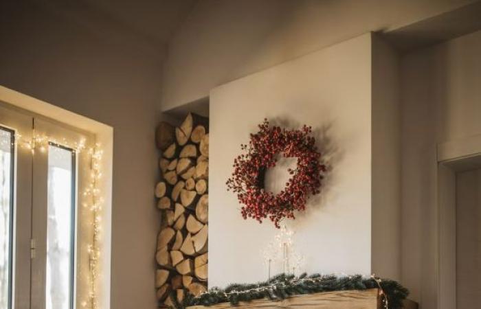 16 festive fireplace decorations to amaze your guests this Christmas