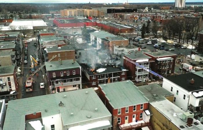 An apartment building is engulfed in flames in Trois-Rivières