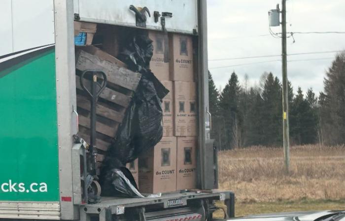 Saint-Louis-de-Blandford: truck intercepted with possible contraband cigarettes