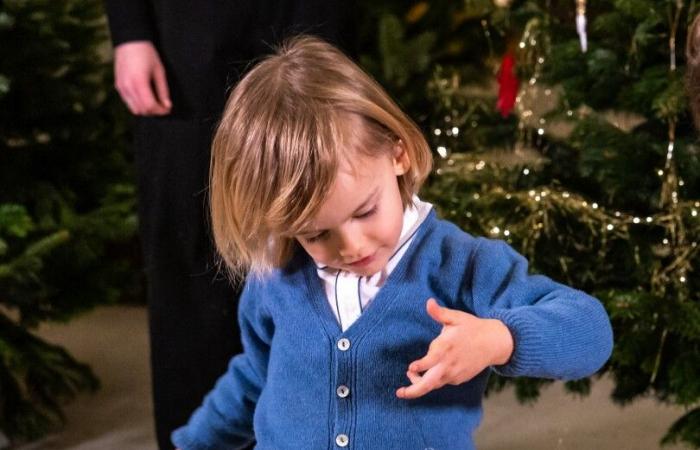 Surrounded by her grandchildren, Silvia from Sweden receives Christmas trees