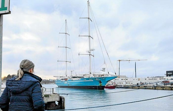 In Concarneau, the cargo sailboat Anemos returns to the port for a technical stopover