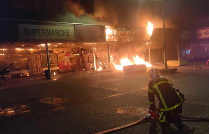 a shopping center ravaged by fire in Saint-Jean