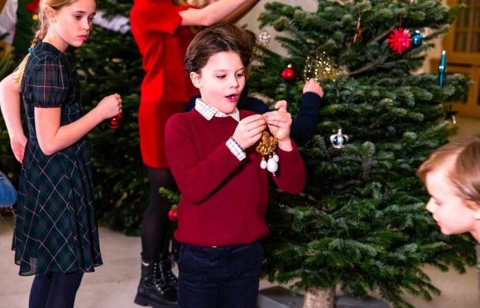 Queen Silvia’s 8 grandchildren gathered to decorate Christmas trees with their grandmother