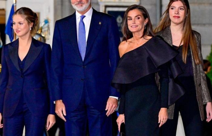 Letizia and Felipe VI of Spain alongside their daughters Leonor and Sofia: their highly symbolic greeting card finally revealed