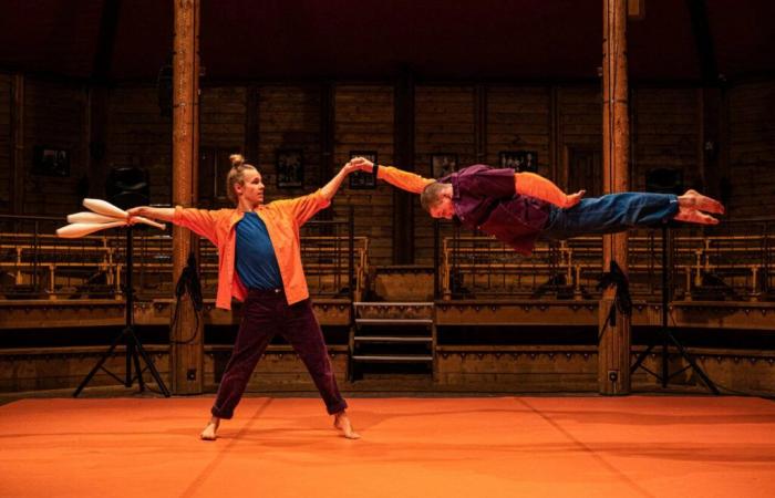 Acrobat and juggler, two young artists present their show in Cherbourg