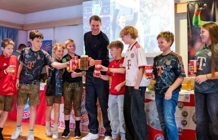 This is how Manuel Neuer's fan club visit went