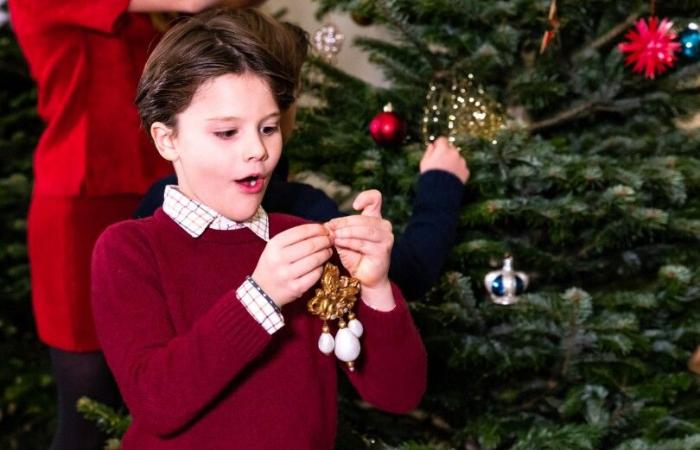 Surrounded by her grandchildren, Silvia from Sweden receives Christmas trees