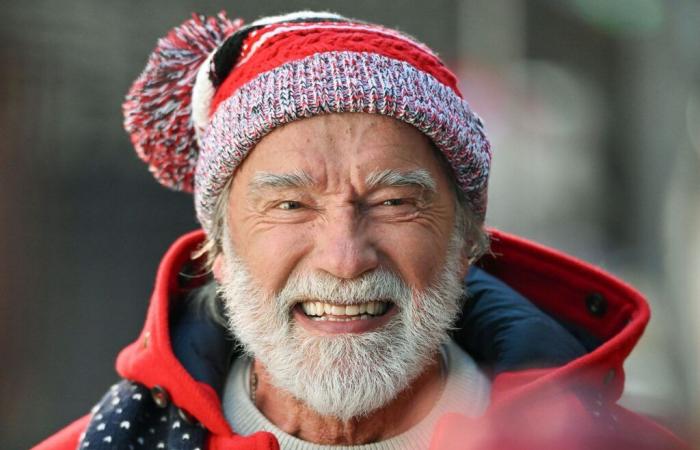 Red hat and white beard, Arnold Schwarzenegger as Santa Claus in the streets of New York