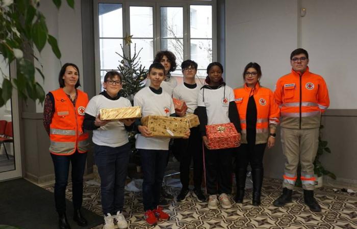 Students from Hélène Boucher college in Chartres offer around fifty Christmas packages to the Red Cross