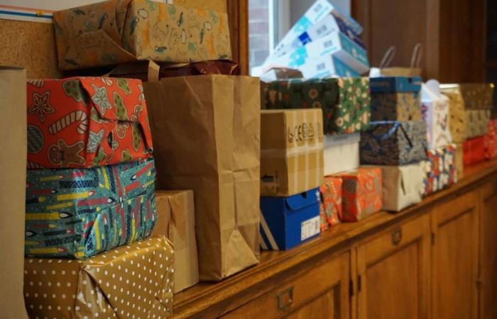 Students from Hélène Boucher college in Chartres offer around fifty Christmas packages to the Red Cross