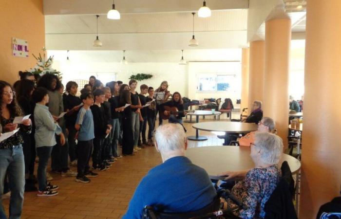 middle school students and residents of the Lesbazeilles nursing home discussed music