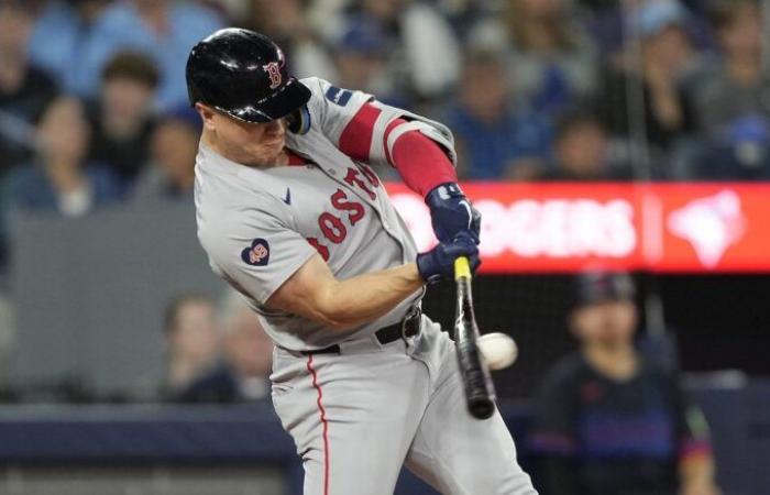 Leaving the Red Sox behind, Tyler O’Neill shakes up baseball with unexpected praise and a powerful performance.