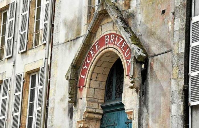 Around twenty staff from the Brizeux high school in Quimper walked off the job