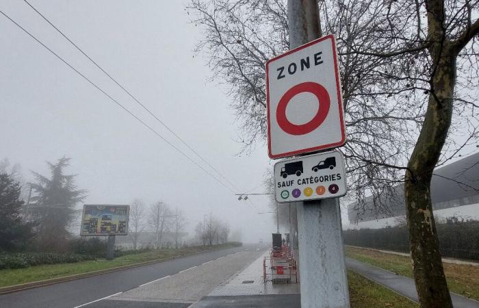 what are these new signs installed at the entrances to the metropolis?