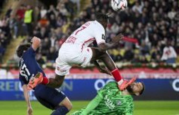 Donnarumma, the swollen face and the reaction of the Milan fans. Controversy over the missed red card for Singo