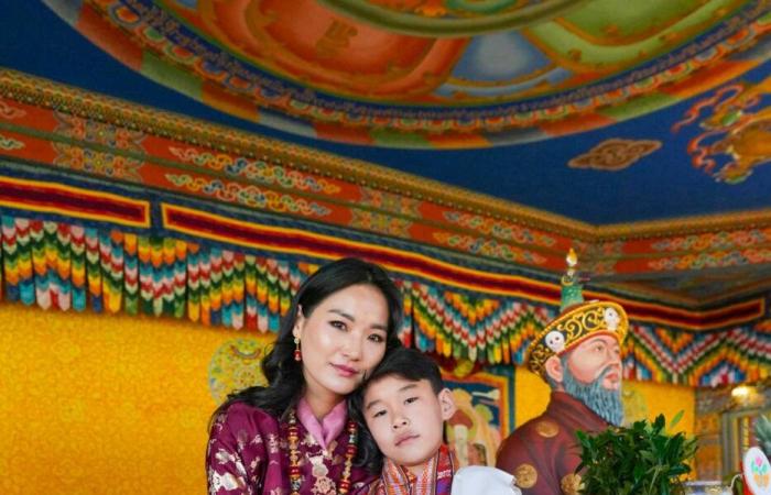 King Jigme Khesar, his heir, his father, the queens, princes and princesses of Bhutan gathered for the national day