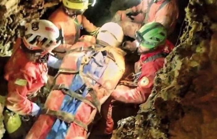 Ottavia Piana, taken to safety out of the cave, is injured. Now in hospital in Bergamo