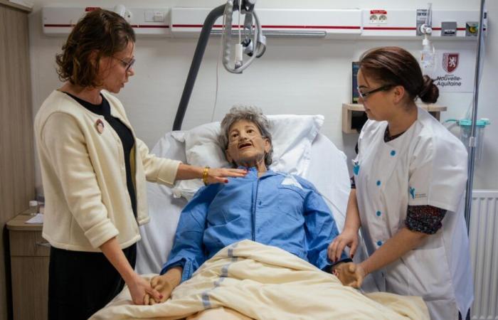 In Poitiers, students train in the right gestures on a larger-than-life mannequin