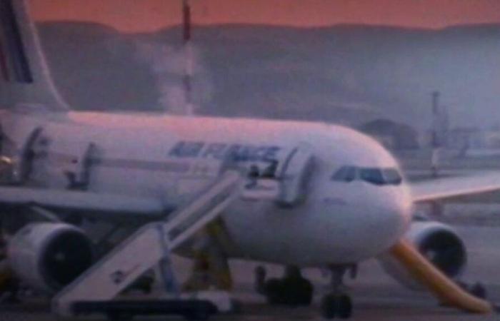 return to the hostage-taking of an Algiers-Paris flight