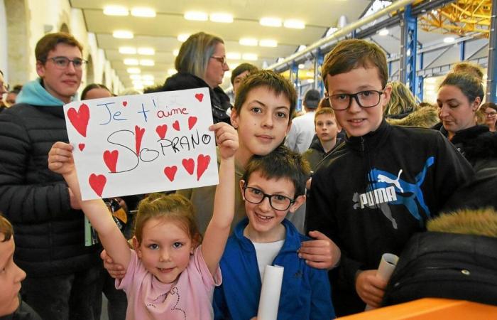 “Come on, let’s take the photo!” »: In Brest, Soprano moves the crowds to the Capuchins [Vidéo et photos]