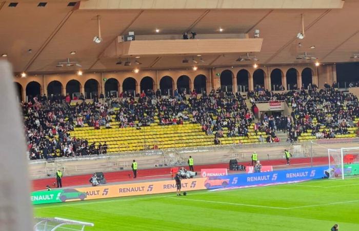 Champions Trophy, insulting chants… supporters of both teams protested… but for different reasons