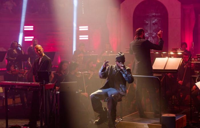 Rapper Josman in front of the Radio France philharmonic orchestra