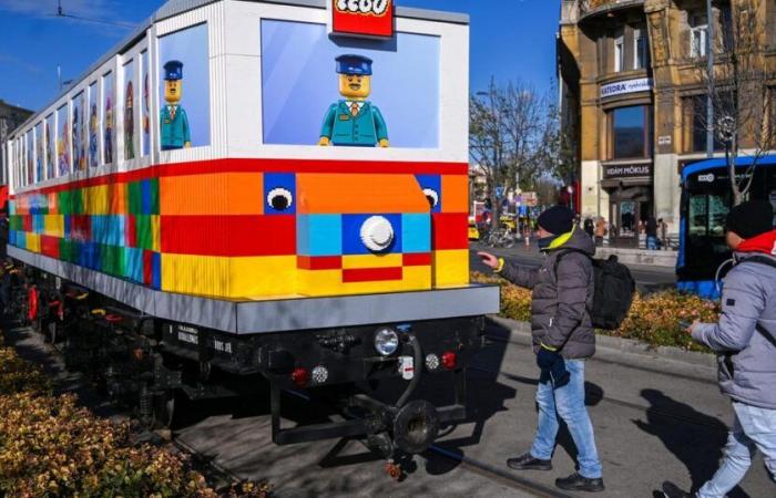 an artist builds a tram of more than 11 meters in Lego “interlocking bricks”