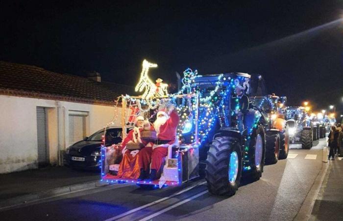 Before Christmas, 100 farmers parade on illuminated tractors in this town in Loire-Atlantique