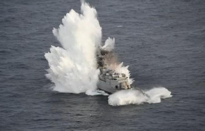 Impressive images of the torpedoing of a former patrol boat by the French Navy