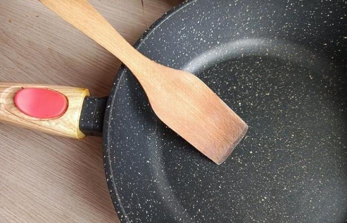 Should you throw away the black plastic utensils in your kitchen? Here is the experts’ answer