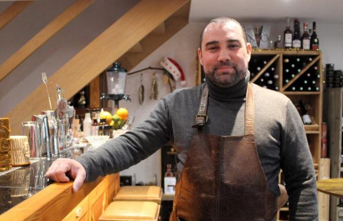 Known for his vintage truck on the markets, this traveling wine merchant opens his cellar bar in Le Mans