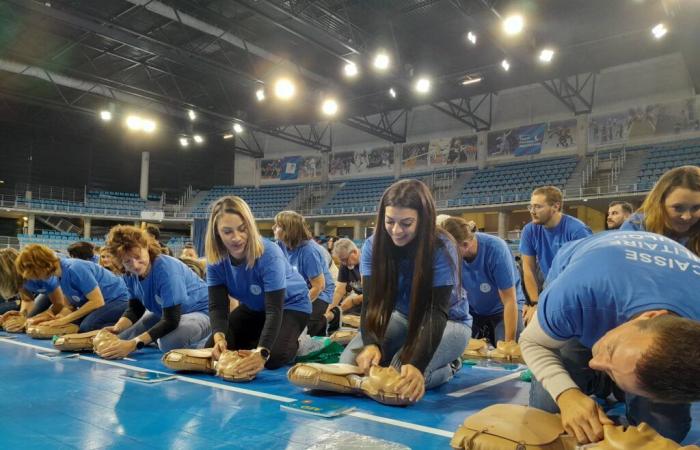 More than 700 volunteers take part in a collective cardiac massage at the Palais des Sports in Toulon