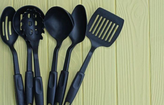 Should you throw away the black plastic utensils in your kitchen? Here is the experts’ answer