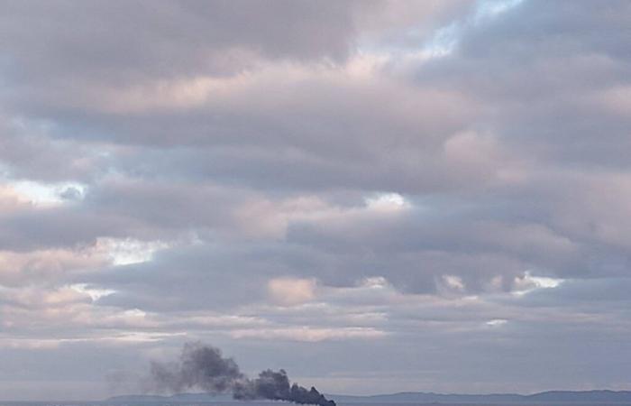 A 14-meter pleasure boat sinks off the coast of Hyères after a fire, three people on board evacuated