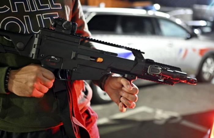 Nancy. Armed with a Kalashnikov replica at Place Carnot, he is arrested by the police