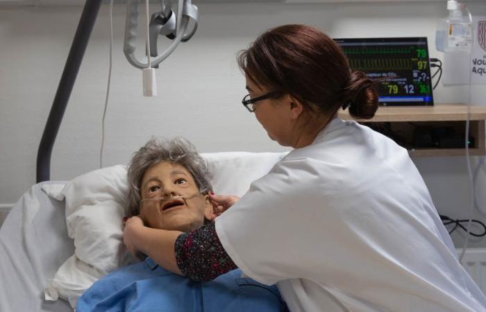 In Poitiers, students train in the right gestures on a larger-than-life mannequin