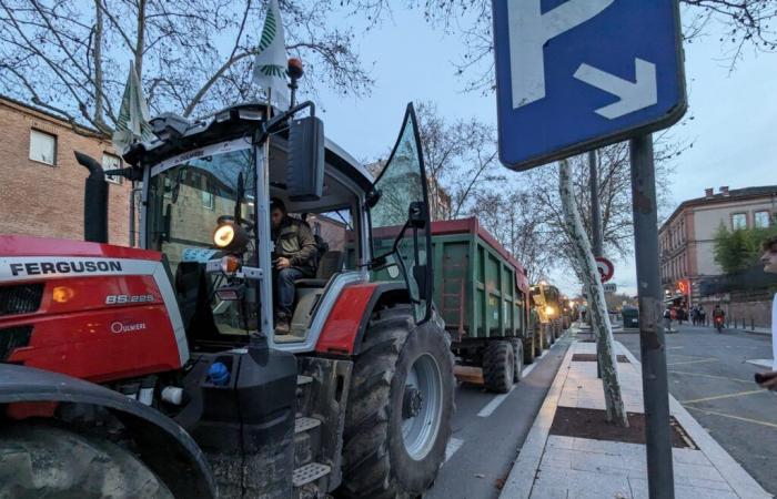 In Albi, illuminated tractors parade to celebrate Christmas